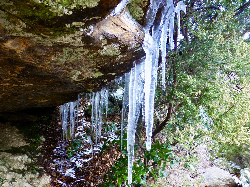De belles stalactites glacées