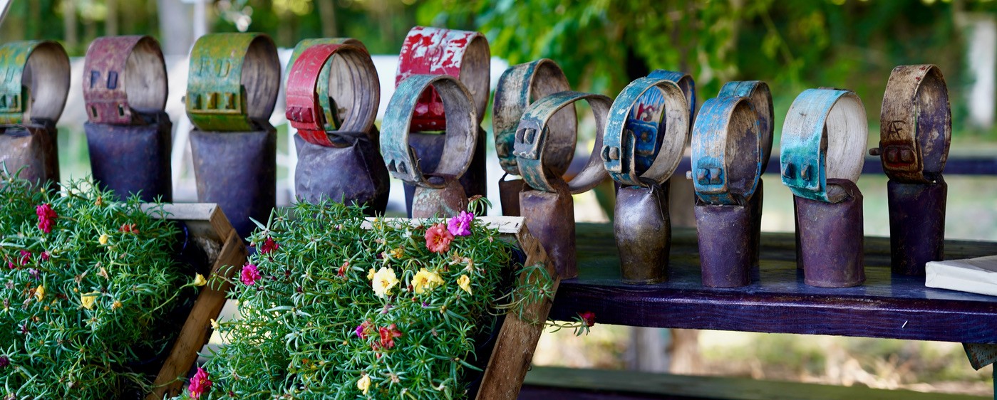 Exposition des cloches de Michel S. avec ses fleurs offertes
