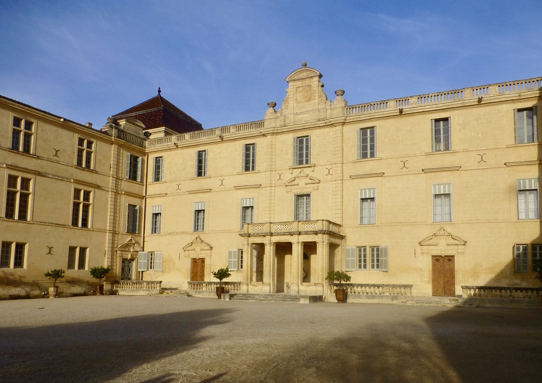Cour du château de Castries