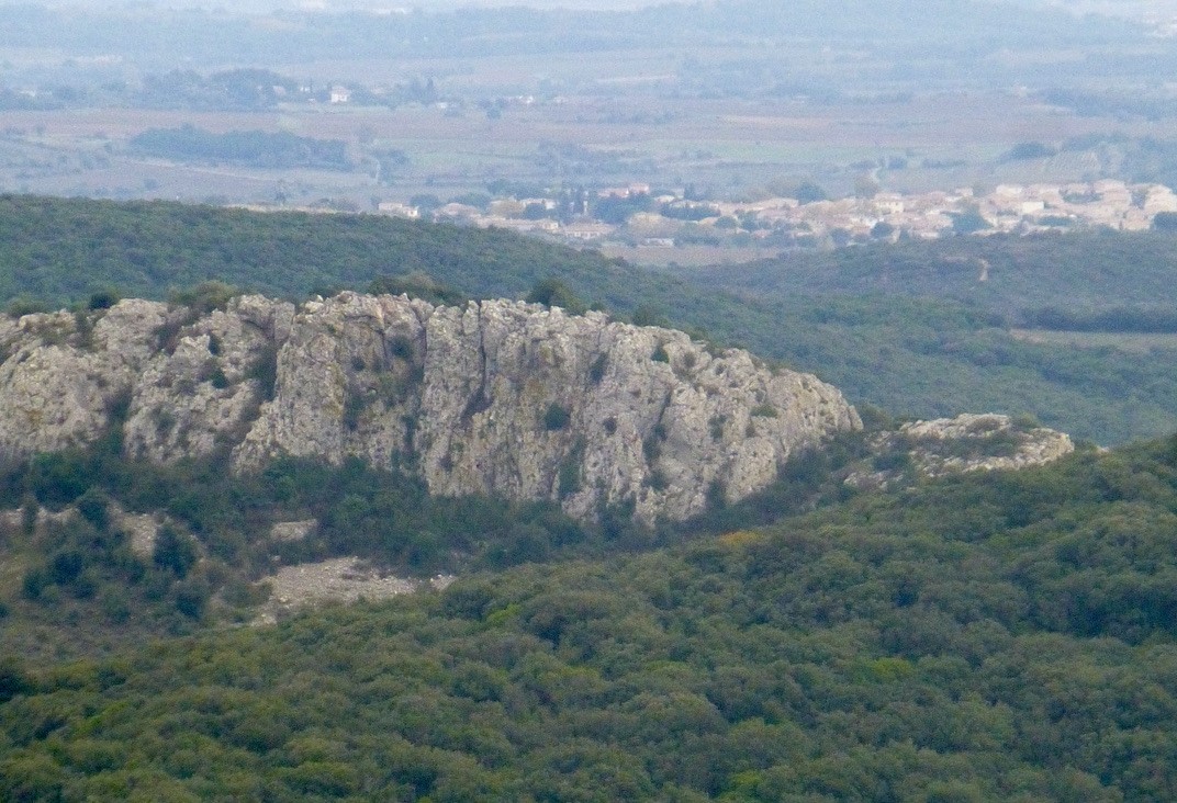 Barre rocheuse où se trouve la grotte