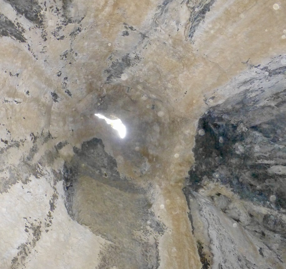 Une cheminée dans la grotte
