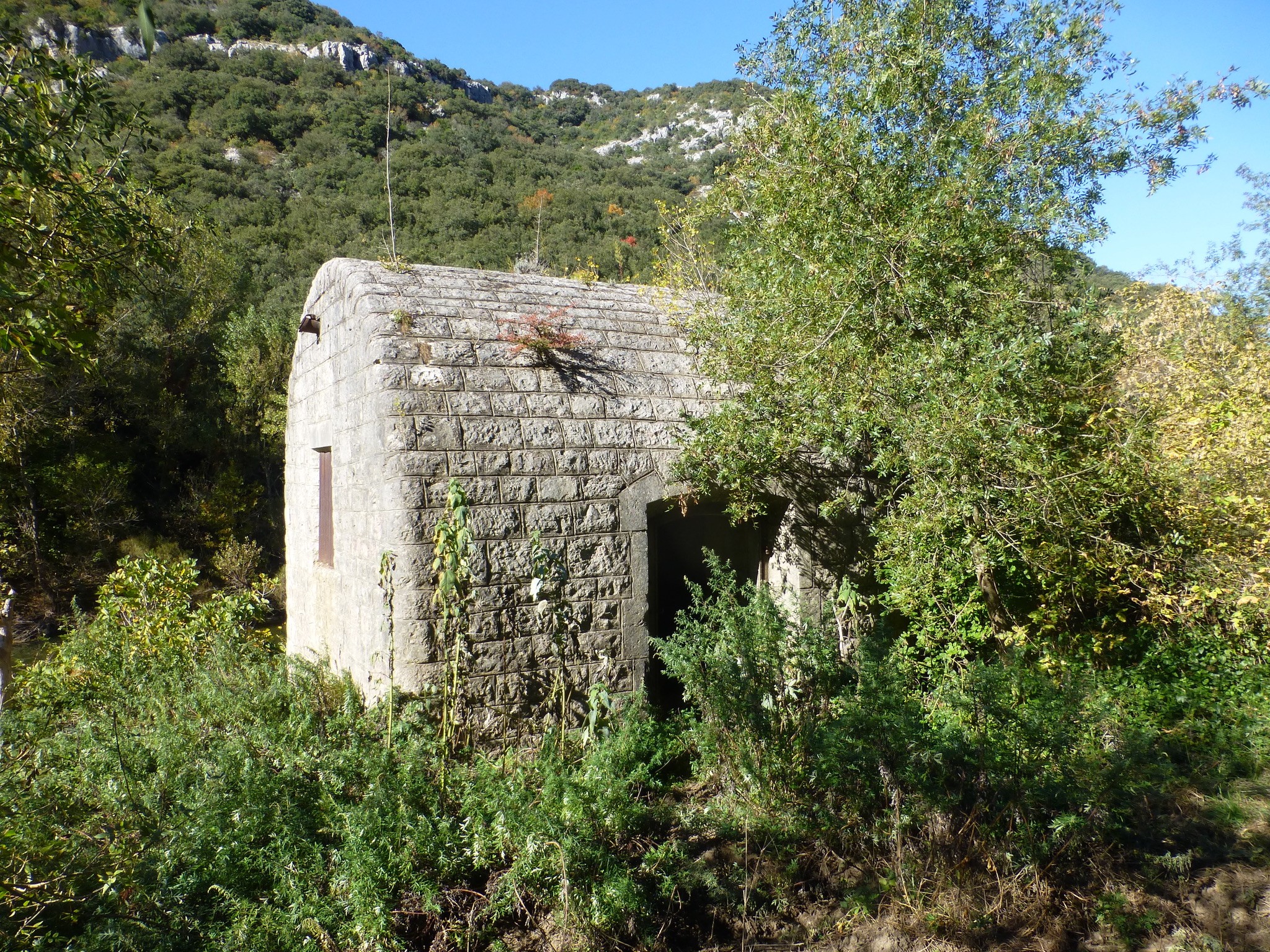 Edifice bizarre au bord de l'Hérault