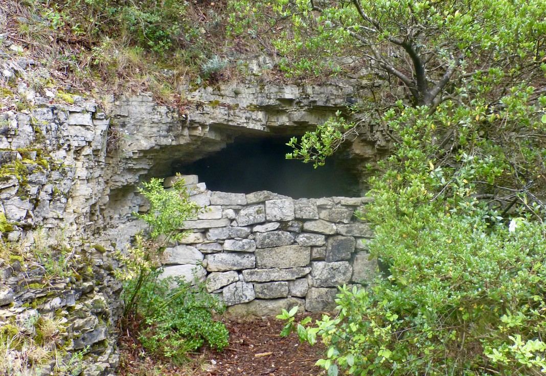 Grotte murée , entrée de mine
