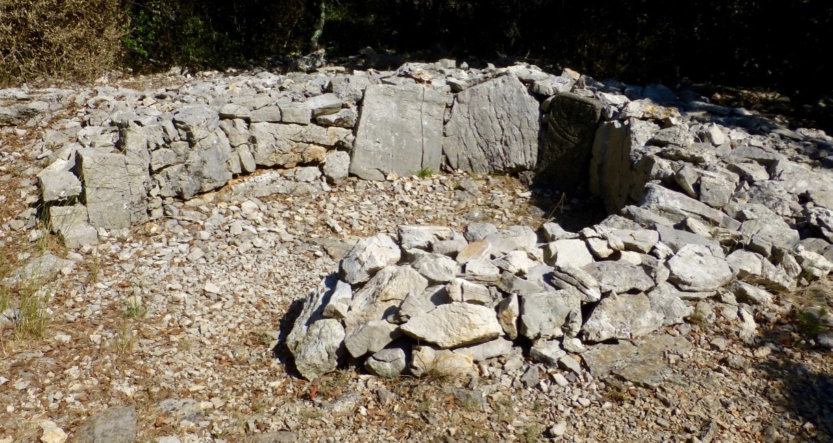 Tombe néolithique aux Cazarils (2300 ans av.J.C.)